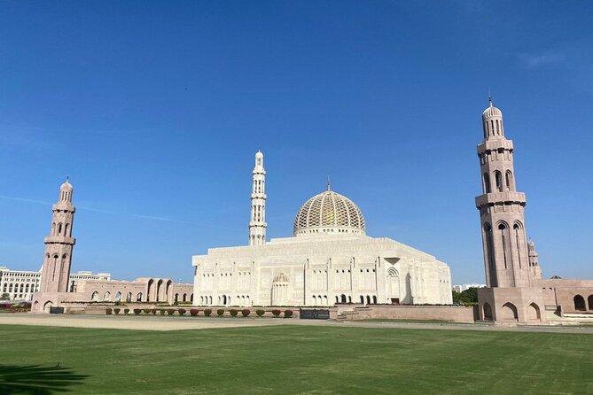 4-Hour Muscat City Tour Afternoon Till Evening - Mohammed Al Ameen Mosque and its mountain backdrop