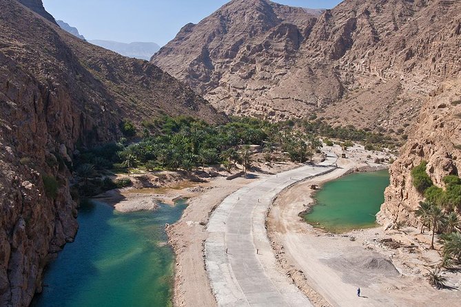 Discover the South and Wadi Shab from Muscat - Swimming toward the cave and waterfall