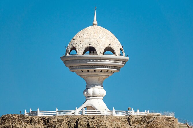 Enjoy a traditional Omani local style tour around Muscat - Qurum Beach: a calm finish by the water