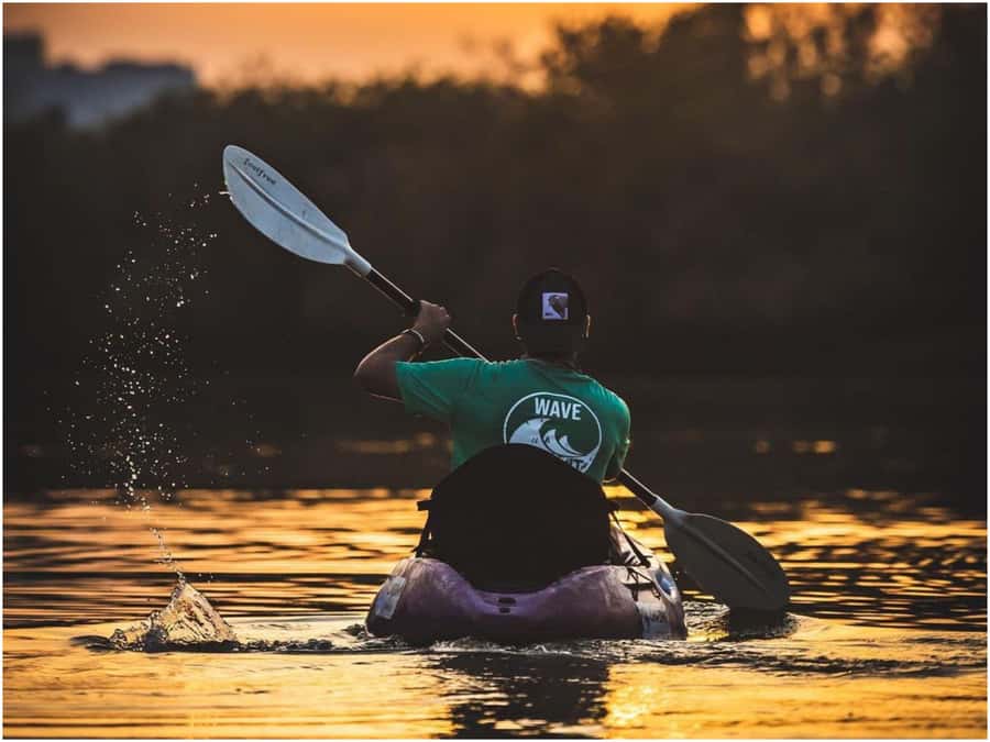 From Muscat: Al Qurum Beach Sunset Kayaking Experience - Arriving at the beach and getting ready