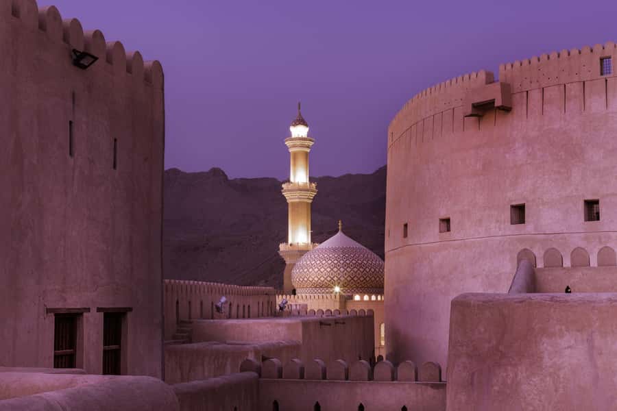 From Muscat: Nizwa Guided Tour with Optional Overnight Stay - Reaching Nizwa Fort as the light fades