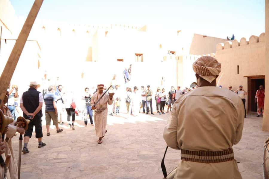 Full-Day Tour in Oman: Enchanting Forts of Nizwa and Jabreen - What to bring and how to dress