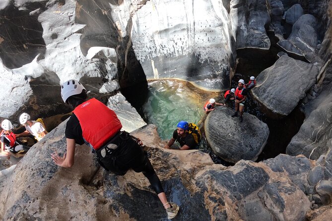 Half Day - Snake Canyon Adventure Tour in Jebel Shams - What to wear and carry