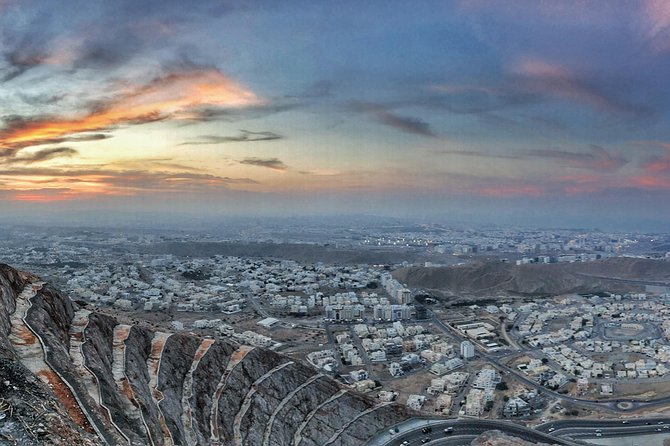 Muscat: City Highlights Experience with Transfer - One hour among the goods at Mutrah Souq