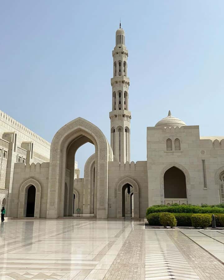 Muscat City Tour and life with Omani Guy ( luxury car). - Why this private Muscat tour works well