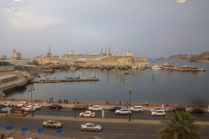 Muscat City Tour frensh or Italien Guide - Start early at the Sultan Qaboos Grand Mosque