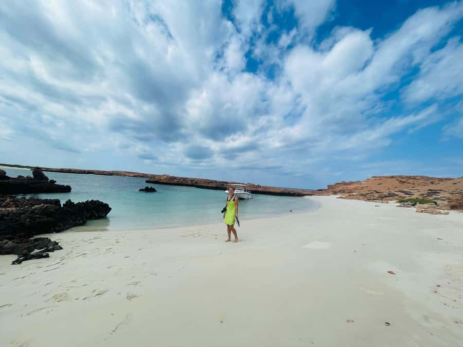 Muscat: Daymaniat Islands Snorkeling Trip with Brunch - Island time, beaches, and the seasonal rule