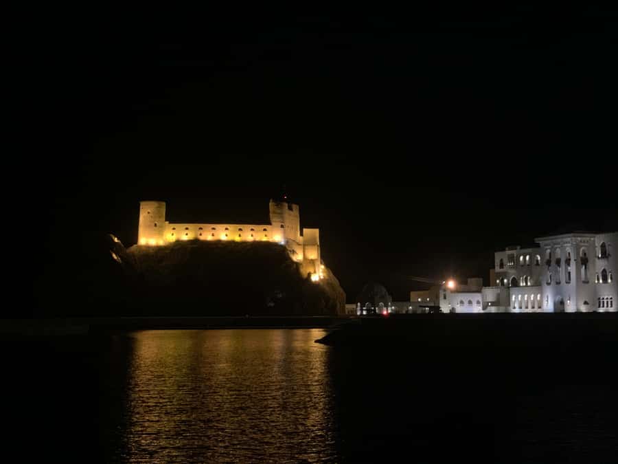 Muscat: Evening Group City Guided Tour with Free Dinner - Al Alam Palace and the Old Forts