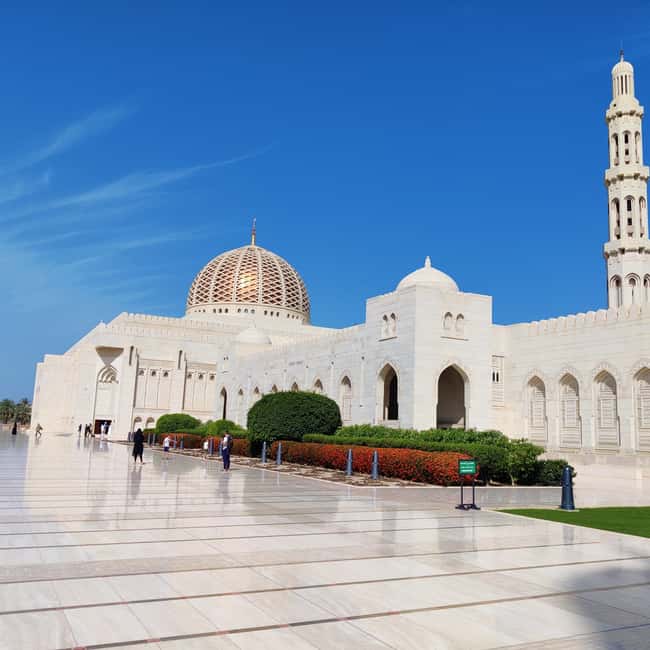 Muscat: Full-Day Private City Tour by luxury Car with Guide - Bait Al Zubair Museum and Omani daily life