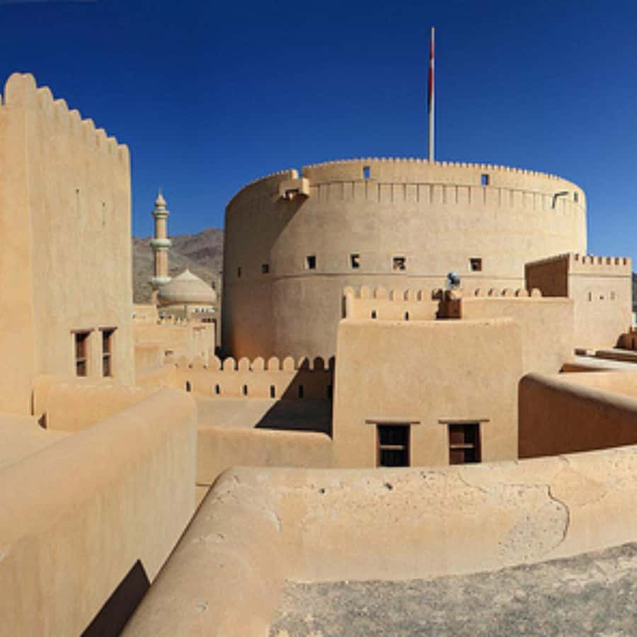 Muscat: Nizwa and Jabal Shams- Full Day Tour - Climbing Jabal Shams toward the Grand Canyon of Arabia