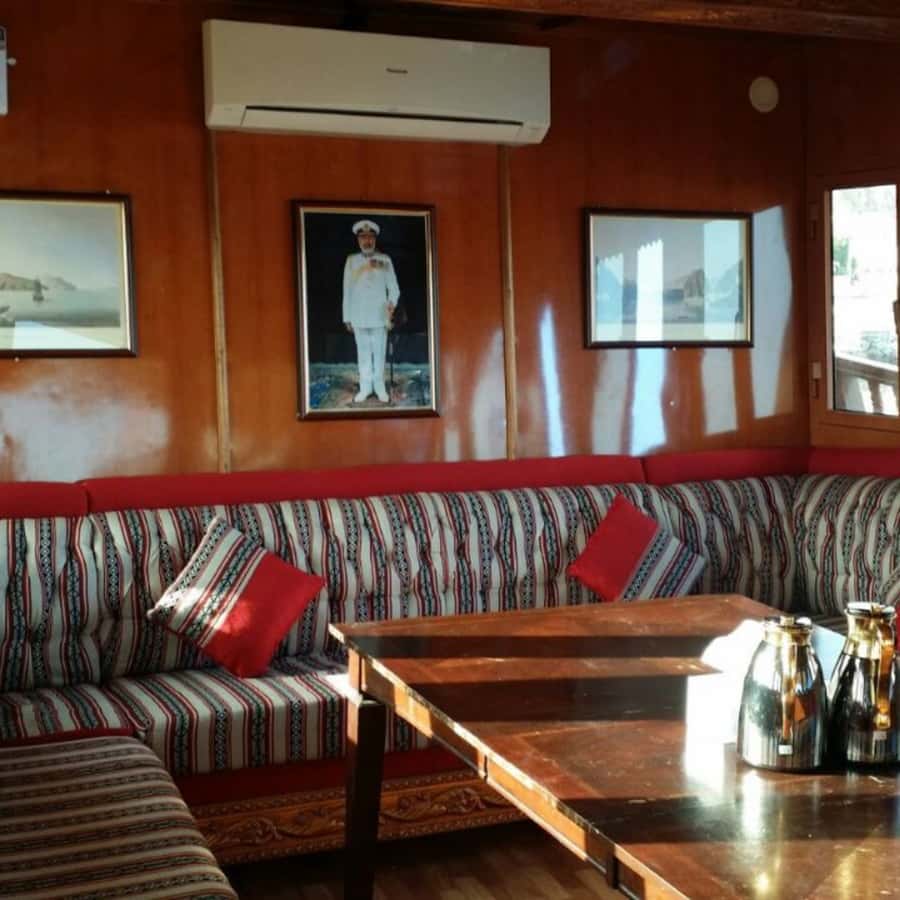 Muscat: Omani Traditional Dhow Sunset Cruise - Food and drinks: pleasant, but not dinner