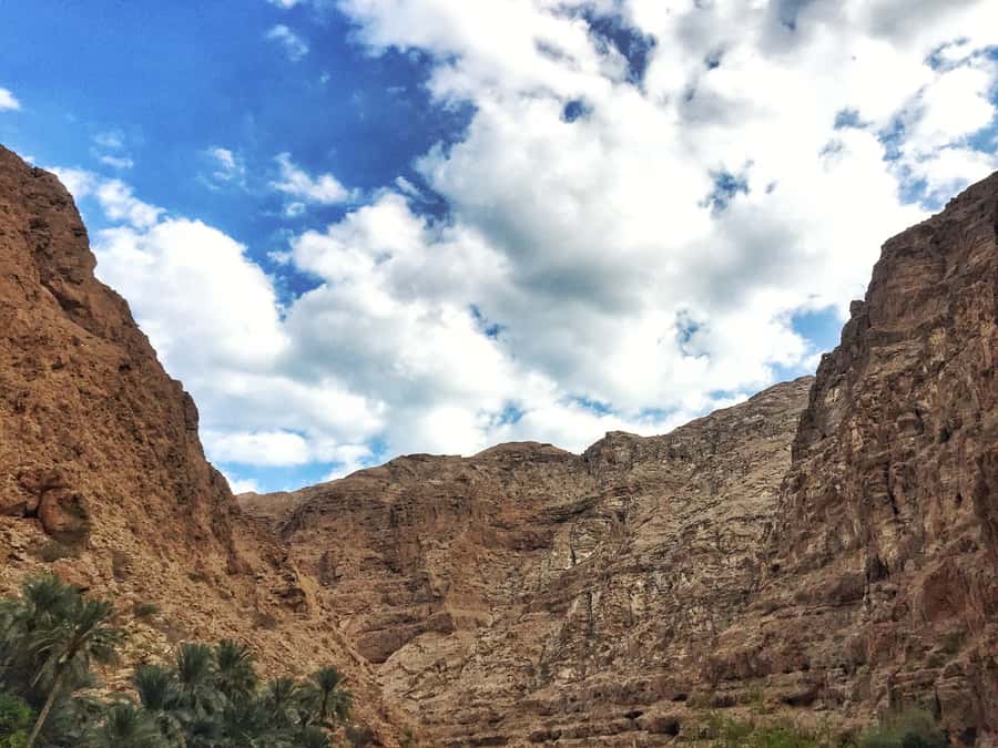 Muscat: Wadi Shab and Bimmah Sinkhole Full-Day Tour - Lunch breaks up the active morning