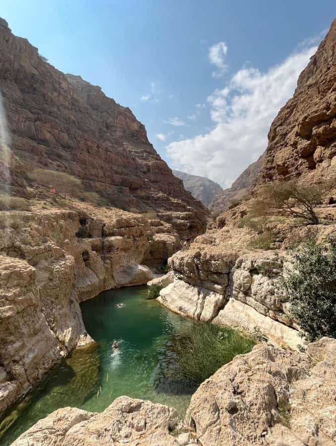 Muscat: Wadi Shab & Bimmah Sinkhole Tour with Pickup & Lunch - Reaching Wadi Shab by boat