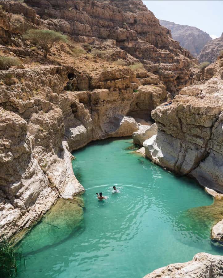 Muscat: Wadi Shab & Bimmah Sinkhole Tour with Pickup & Lunch - The 90-minute drive and a cup of Karak