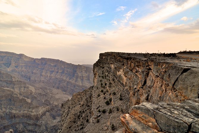 Nizwa and Jabl Shams private and custom tour - Planning lunch at the canyon