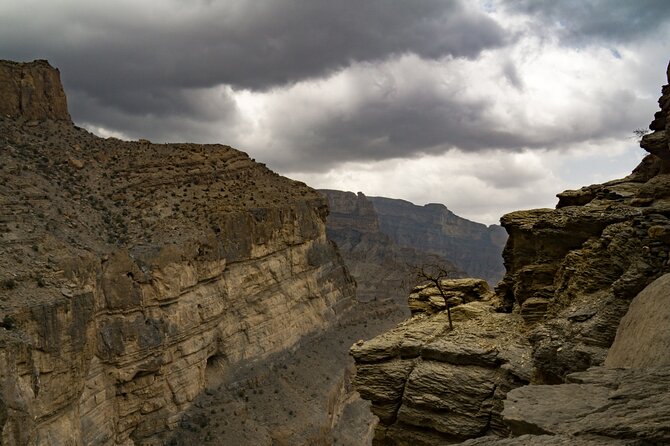 Oman Grand Canyon, Jebel Shams & Nizwa Full Day Tour - Crossing the Hajar Mountains Toward Nizwa