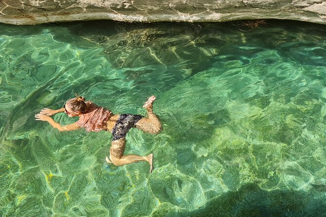 Oman Highlights: Wahiba Sands Desert & Wadi Bani Khalid Tour - Guides, comfort, and the private format