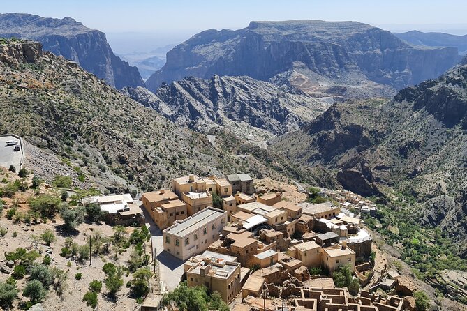 Private Day-Tour in Nizwa and Jebel Akhdar - Shopping and people-watching at Nizwa Souq