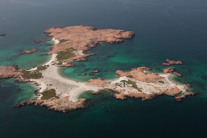 The Jewel of Muscat Sea, Daymaniyat Islands - Lunch onboard and comfort between stops