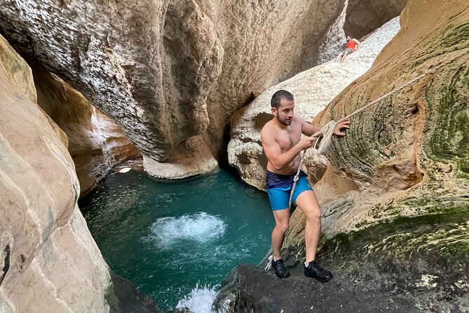 Visit wadishab full day from Musact - Reaching Wadi Shab after the 45-minute hike
