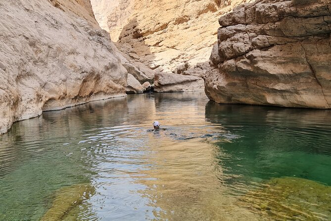 Wadi Al Arbeieen Sinkhole & Fins Beach Swim & Hike - The role of the guide and vehicle