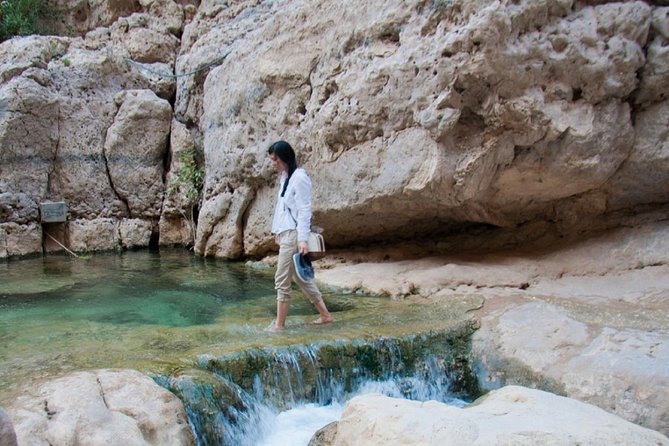Wadi Shab full day tour - Walking Into Wadi Shab